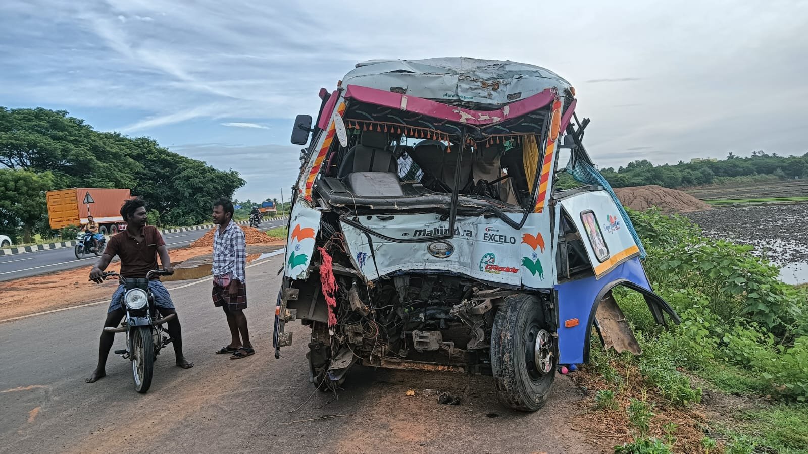 கள்ளக்குறிச்சி அருகே வேன் மரத்தில் மோதியதால் விபத்து.!