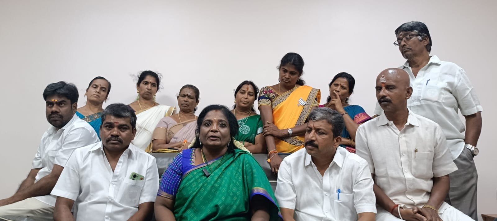 பழனி மலைக்கோவிலுக்கு மத்திய இணை அமைச்சர் எல் முருகன் சாமி தரிசனம் செய்ய வருகை தந்தார். அதேபோல பாரதிய ஜனதா கட்சியின் மூத்த தலைவர் தமிழிசை சௌந்தரராஜனும் வருகை புரிந்தார். தனித்தனியாக வந்த இருவரும் மலைக்கோவிலுக்கு மேலே சென்று சாமி தரிசனம் செய்தனர். தொடர்ந்து தமிழிசை சௌந்தரராஜன் பழனியில் செய்தியாளர்களை சந்தித்தார். அப்போது அவர் கூறியதாவது :- விநாயகர் சதுர்த்திக்கு வாழ்த்து சொல்லாத தமிழக வெற்றி கழகத் தலைவர் விஜய், விஜயதசமிக்கு வாழ்த்து சொன்னது வரவேற்கத்தக்கது. இந்து மக்கள் உணர்வு குறித்து விஜய் உணர்ந்ததைப் போல விரைவில் தமிழக முதலமைச்சரும் உணர்ந்து இந்து பண்டிகைகளுக்கு வாழ்த்து தெரிவிப்பார் என பாஜக மூத்த தலைவர் தமிழிசை சௌந்தரராஜன் தெரிவித்துள்ளார். மேலும் மழை வெள்ள பாதிப்புகள் குறித்து எவ்வித நடவடிக்கையும் எடுக்காமல் உதயநிதியை முன்னிலைப் படுத்துவதிலேயே குறியாக உள்ளனர் என்றும், கடந்த வருடம் பருவ மழையின் பொழுது சென்னை தத்தளித்த போது, 4000 கோடி ரூபாய் செலவு செய்ததாக விவகாரம் எழுந்த நிலையில், தற்போது மீண்டும் பருவமழை பெய்யத்துவங்கி உள்ளது. இதில் பொதுமக்கள் பாதிக்கப்படும் நிலையில், அந்த 4ஆயிரம் கோடிரூபாய் நிதி விவகாரம் குறித்து தமிழக அரசு தெளிவான விளக்கமளிக்க வேண்டுமெனவும், பாஜக மாநாடு நடத்தினாலோ, த வெ க மாநாடு நடத்தினாலும் 21கேள்விகள் உள்பட பல விதிமுறைகளை காவல்துறை விதிக்கிறது. சென்னையில் ராணுவம் விமான சாகசம் நடத்தினால், பொதுமக்கள் கூட்டம் கூடுவதை தவிர்க்க வேண்டும் என்று கனிமொழி சொல்கிறார். ஆனால் திமுக மாநாடு நடத்தினால் 21 கேள்விகளும் கேட்பதில்லை, விதிமுறைகளும் விதிப்பதில்லை, திமுக மாநாட்டிற்கு கூட்டம் கூடாமல் தவிர்க்க வேண்டும் என்றும் சொல்வதில்லை எனவும் தமிழிசை சௌந்திரராஜன் விமர்சனம் செய்தார். தொடர்ந்து மும்மொழிக் கொள்கையில் தமிழக அரசு இரட்டை நிலைப்பாடு எடுப்பதாகவும், தனியார் பள்ளிகளில் வசதி உள்ள குழந்தைகள் மூன்று மொழி படிக்கும் நிலையில், அரசு பள்ளிகளில் ஏழை குழந்தைகள் மூன்றாவது மொழி படிக்க தடை விதிக்கும் வகையில் தமிழக அரசு உள்ளது என்றும், உன் மொழி கல்விகள் உள்ள தனியார் பள்ளிகள் மற்றும் அரசு பள்ளிகள் குறித்து வெள்ளை அறிக்கை வெளியிட வேண்டும் என்றும் தமிழிசை சௌந்தரராஜன் தெரிவித்தார். முன்னதாக மத்திய இணை அமைச்சர் எல் முருகனை பழனி சார் ஆட்சியர் கிஷன்குமார் ரெட்டி தலைமையிலான அதிகாரிகள் வரவேற்றனர். தொடர்ந்து மத்திய இணை அமைச்சர் எல்.முருகன் மற்றும் தமிழிசை சௌந்தரராஜன் ஆகிய இருவரையும், பாரதிய ஜனதா கட்சியின் திண்டுக்கல் மேற்கு மாவட்டத் தலைவர் கனகராஜ் தலைமையிலான பாஜகவினர் வரவேற்றனர். தொடர்ந்து மலைக்கோவிலுக்கு சென்ற இருவரும் சாமி தரிசனம் செய்தனர்.