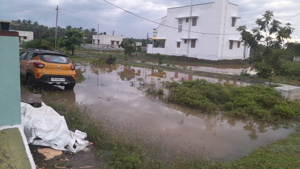 உடுமலையில் கனமழைகுடியிருப்பு பகுதிகளில் தேங்கிய‌ மழைநீர்.