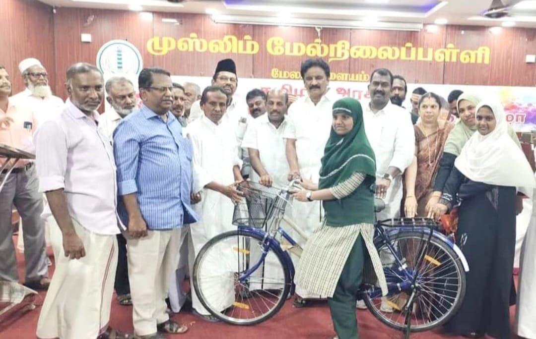 தமிழக அரசின், "விலையில்லா மிதிவண்டிகள்" வழங்கும் நிகழ்ச்சி, திருநெல்வேலியை அடுத்துள்ள, மேலப்பாளையம் "முஸ்லிம் மேல்நிலைப் பள்ளியில்" நடைபெற்றது.