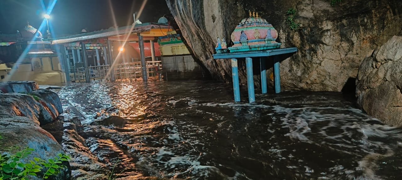 உடுமலை அருகே திருமூர்த்தி மலையில் கனமழை எதிரொலி பஞ்சலிங்க அருவியில் வெள்ளப்பெருக்கு அமணலிங்கேஸ்வரர் திருக்கோவிலை வெள்ளம் சூழ்ந்தது.