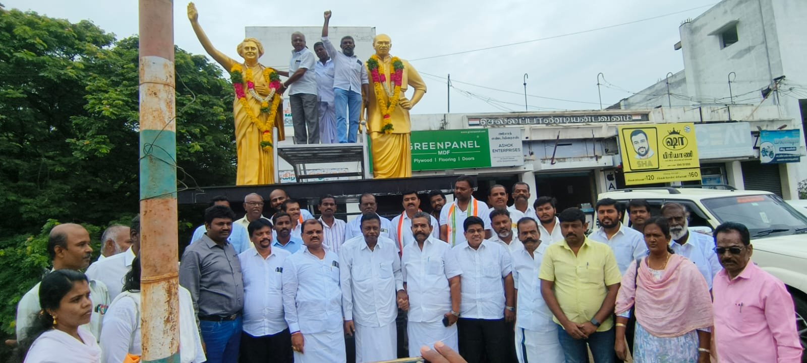 திருநெல்வேலியில், முன்னாள் பிரதமர் இந்திராகாந்தி 108-வது பிறந்த தினவிழா! திருவுருவப்படத்திற்கு மலர்மாலை அணிவித்து, இனிப்பு வழங்கி கொண்டாட்டம்! மத்திய முன்னாள் இணை அமைச்சர் பங்கேற்பு!