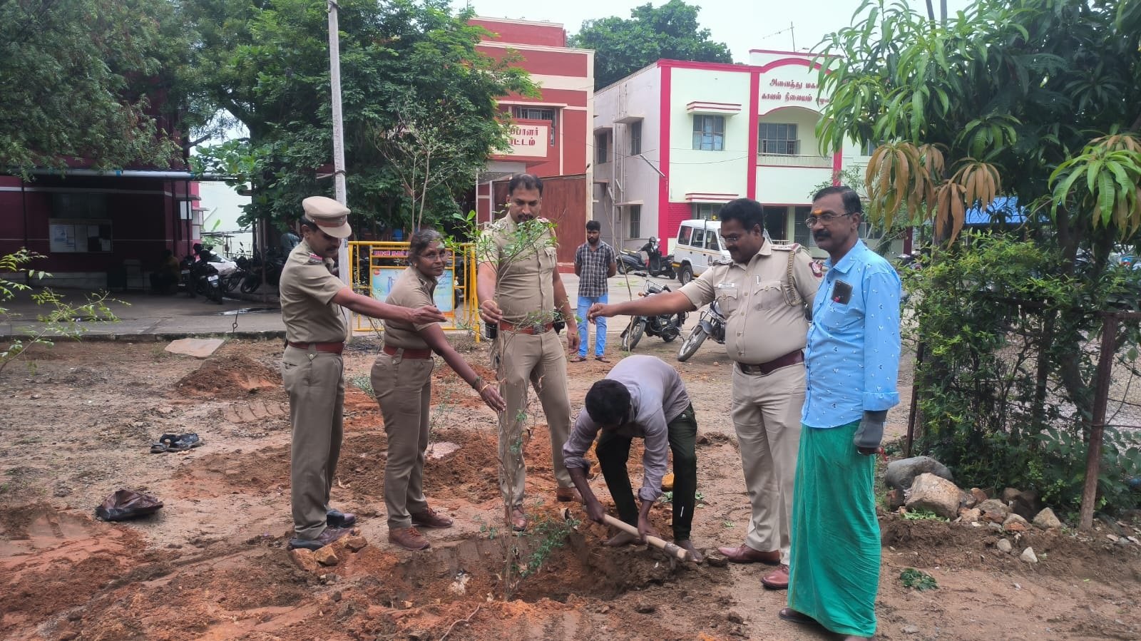 திண்டுக்கல் மாவட்டம் பழனி நகர் காவல் துறையினர் சார்பாக வீட்டிற்கு ஒரு மரம் வளர்ப்போம்.