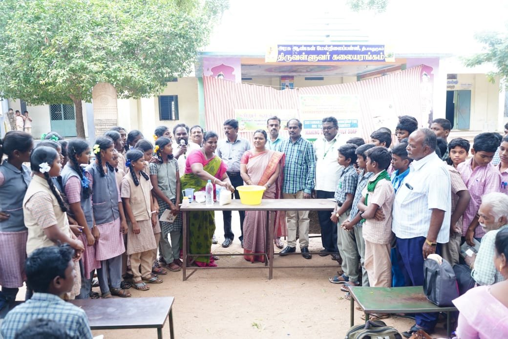 தியாகதுருகம் அரசு ஆண்கள் மேல்நிலைப் பள்ளியில் தேசிய பசுமை படை மற்றும் சுற்றுச்சூழல் மன்ற மாணவர்களுக்கான சோப்பு தயாரித்தல் பயிற்சி மற்றும் சுற்றுச்சூழல் விழிப்புணர்வை வலியுறுத்தி சுவரொட்டி தயாரித்தல் போட்டி