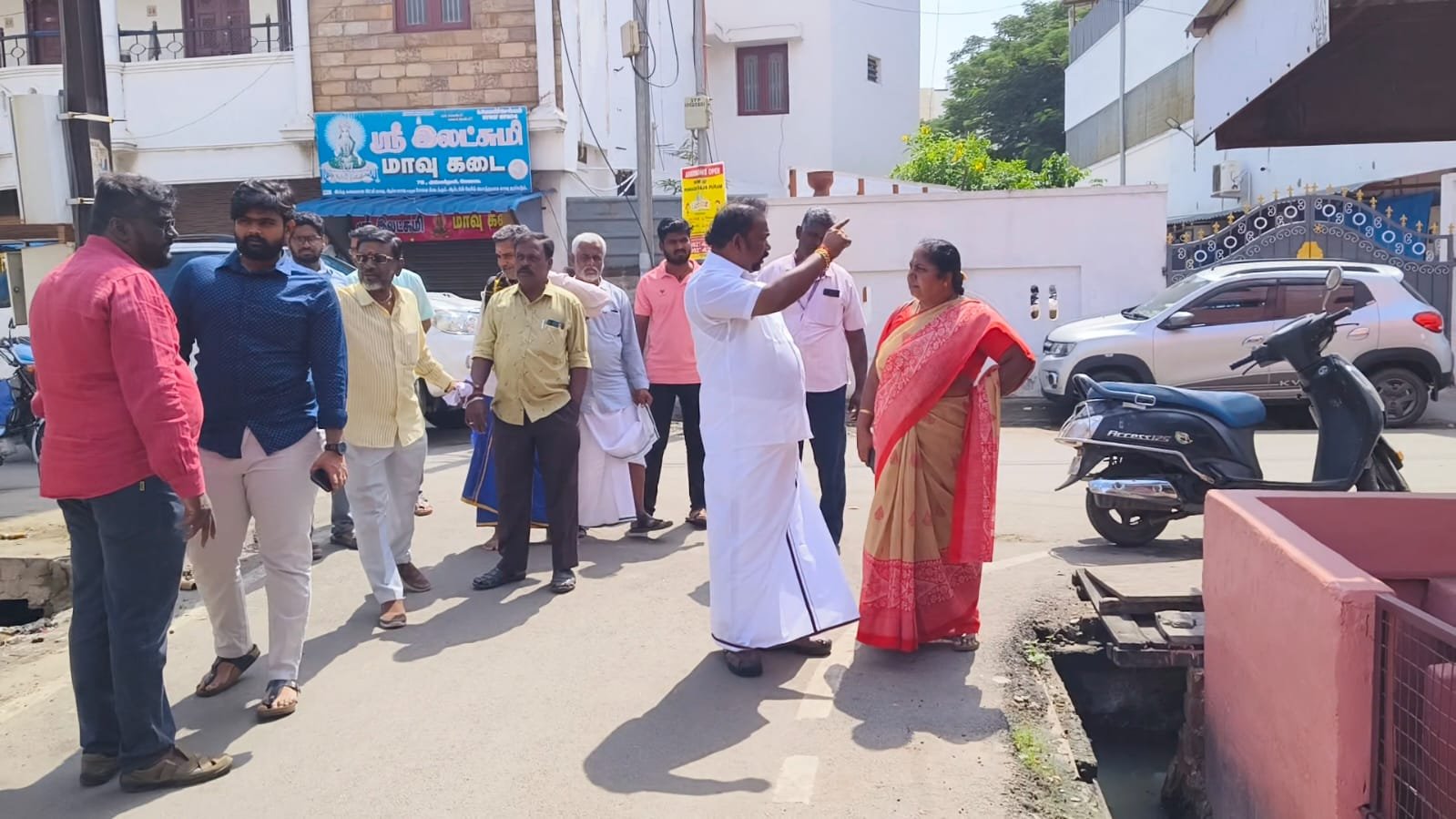 கோவை மாநகராட்சி 80வது வார்டில் பொது சுகாதார குழு தலைவர் பெ.மாரிசெல்வன் மழைநீர் வடிகால் மற்றும் பாதாள சாக்கடை பணிகள் குறித்து அதிகாரிகளுடன் நேரில் சென்று ஆய்வு.