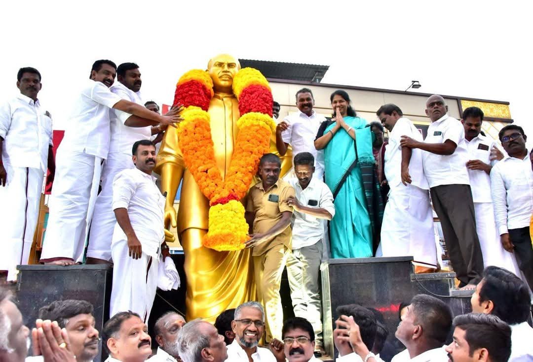 ஆலங்குளம் பகுதியில் அமைந்துள்ள பெருந்தலைவர் காமராஜர் சிலைக்கு கனிமொழி எம்.பி. மாலை அணிவித்தார்.