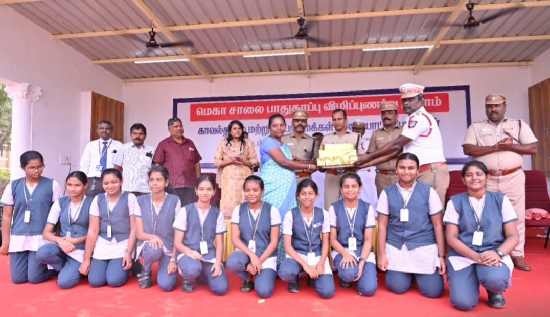 திருநெல்வேலியில், மாநகர காவல்துறையினர் நடத்திய, சாலை பாதுகாப்பு குறித்த, விழிப்புணர்வு நிகழ்ச்சிகள்! மாணவ- மாணவிகள், வாகன ஓட்டுநர்கள், போலீசார் பங்கேற்பு!