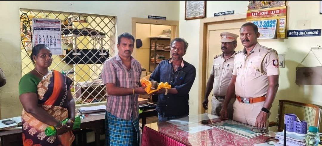 புளியங்குடியில் பரபரப்பு சாலையில் மஞ்சள் பையில் கேட்பாரற்று கிடந்த ரூ.5 லட்சம் போலீசில் ஒப்படைத்த விவசாயி
