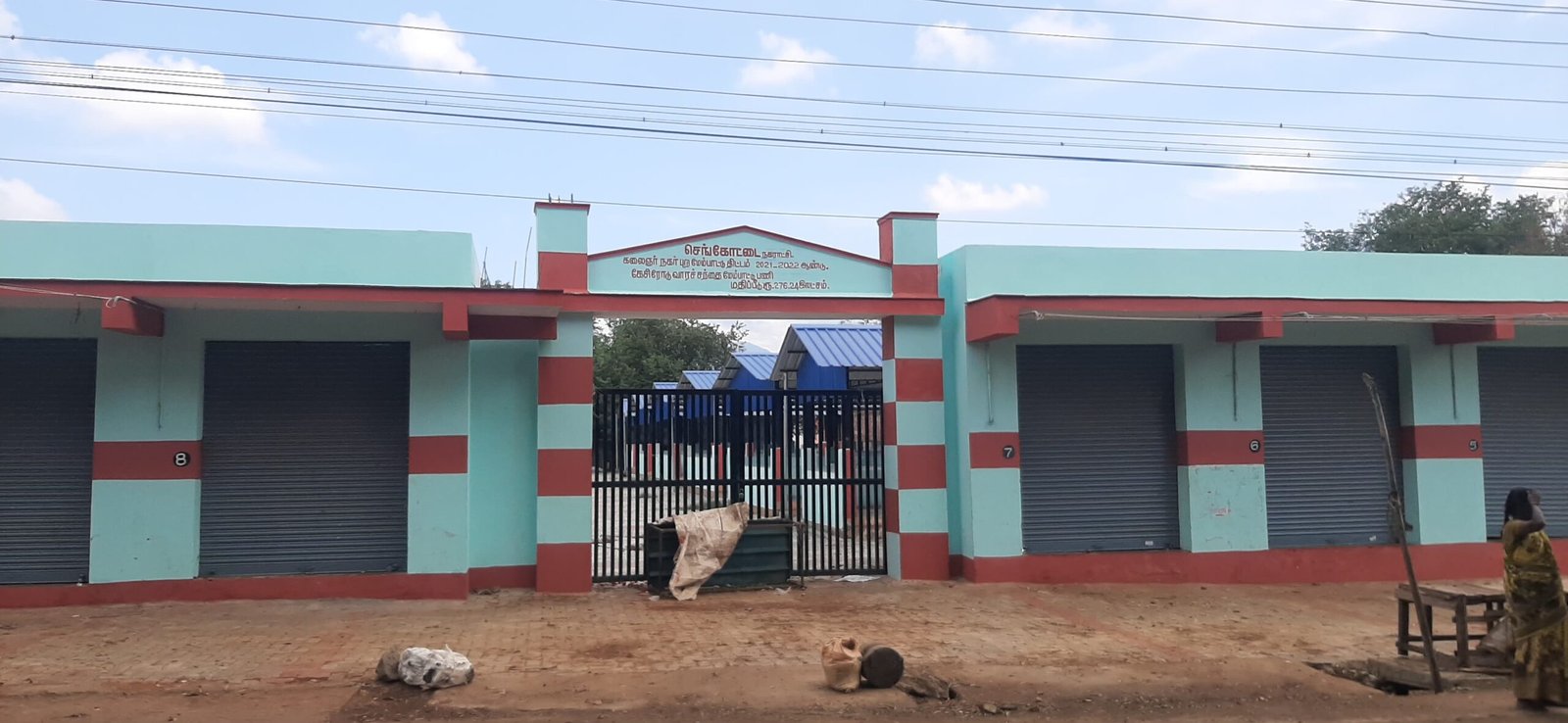 கட்டி முடிக்கப்பட்டு தயார் நிலையில் உள்ள செங்கோட்டை வாரச்சந்தையை திறக்க நடவடிக்கை எடுக்க வேண்டும் சாலையோர வியாபாரிகள் கோரிக்கை