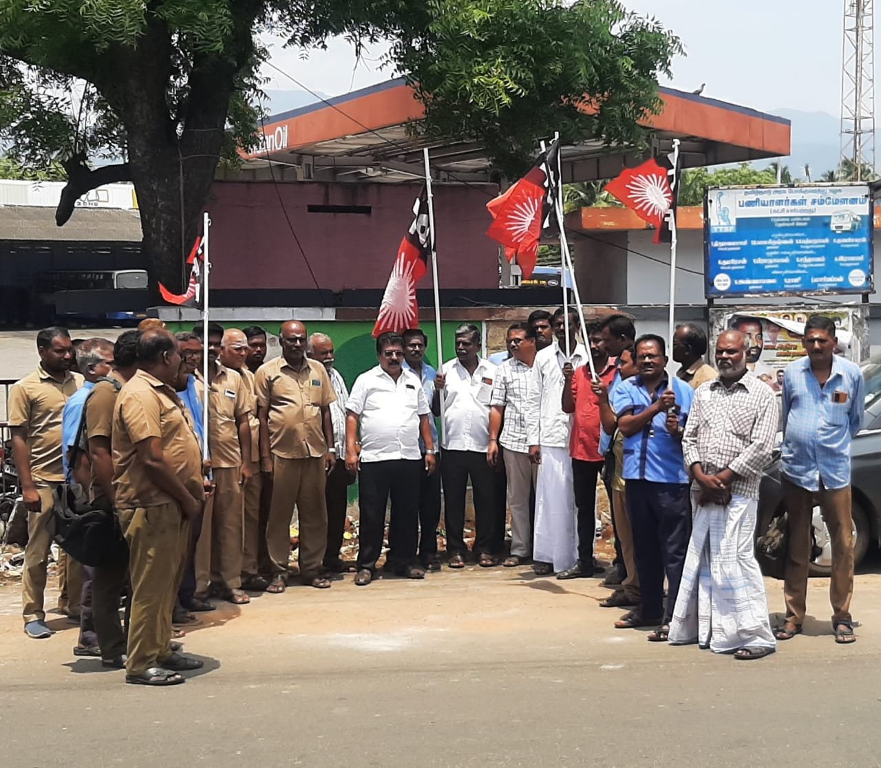 தென்காசி அரசு போக்குவரத்து கழக பணிமனை தொமுச சார்பாக உழைப்பாளர்கள் தின கொண்டாட்டம்.
