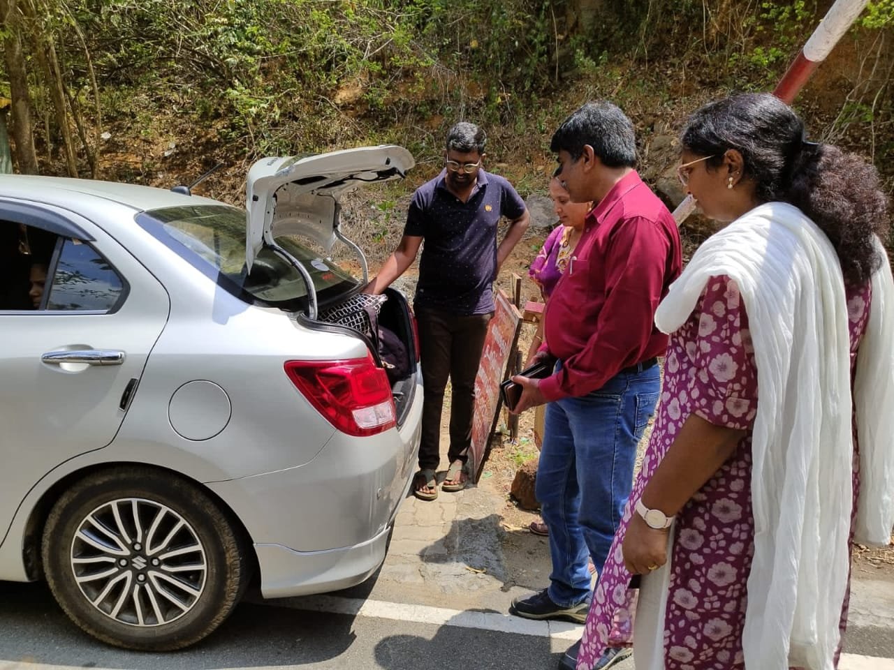 நீலகிரி மாவட்டத்தில் தடை செய்யப்பட்ட பிளாஸ்டிக் மற்றும் இ-பாஸ் இருக்கிறதா என சோதனை.