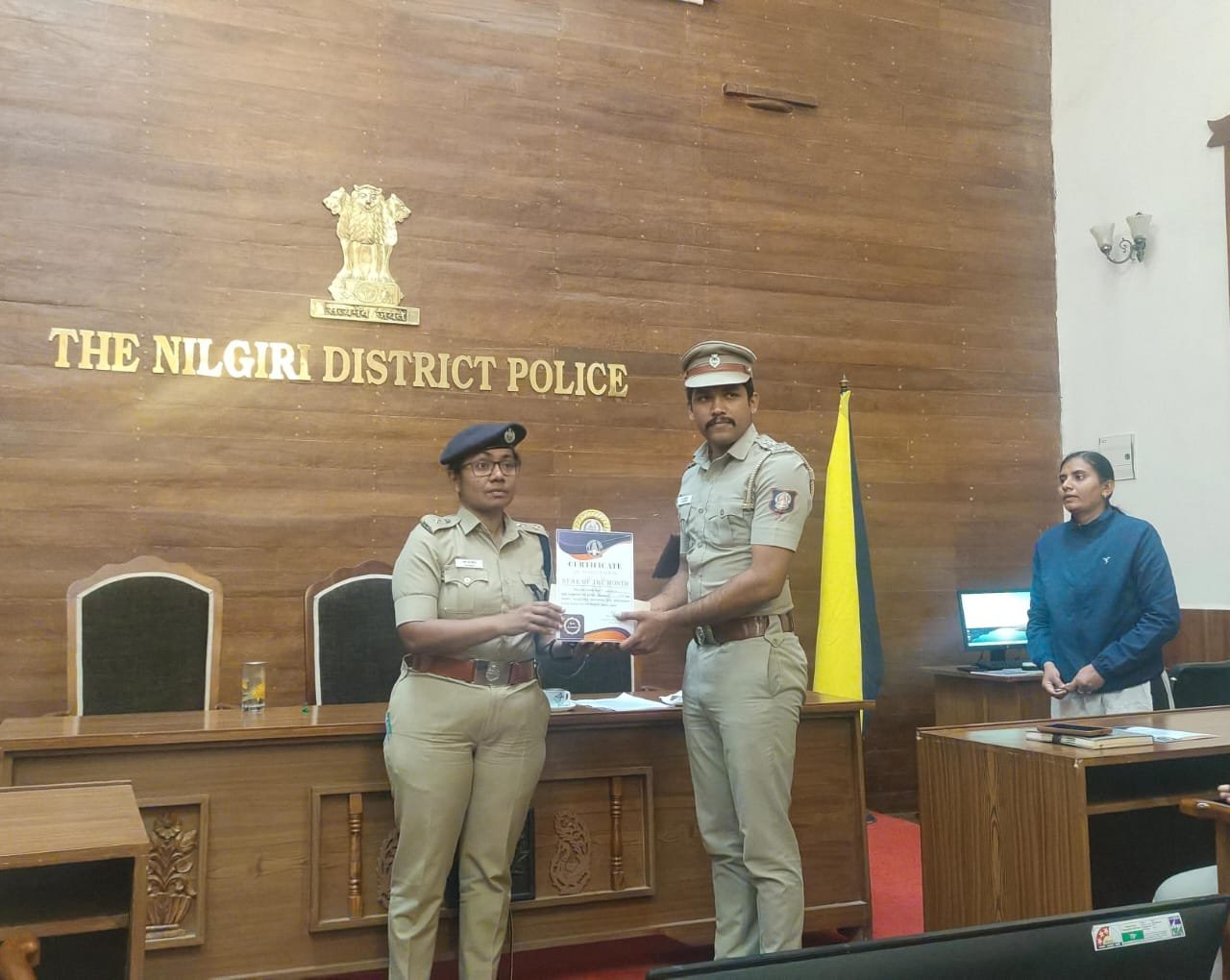 நீலகிரி மாவட்டம் எமரால்டு காவல் நிலைய உதவி ஆய்வாளருக்கு நீலகிரி மாவட்ட காவல் கண்காணிப்பாளர் சான்றிதழ் வழங்கி பாராட்டு.