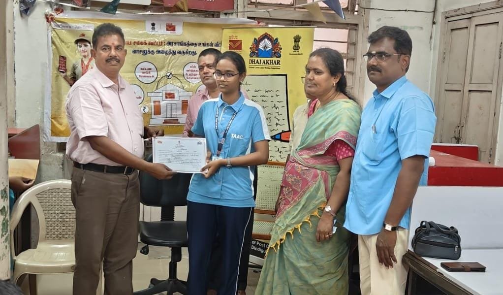 Dhai Akhar கடிதம் எழுதும் போட்டியை ஆண்டுதொரும் நடத்தி, வெற்றி பெற்றவர்களுக்கு  பரிசுத்தொகை வழங்குகிறது இந்திய அஞ்சல் துறை.