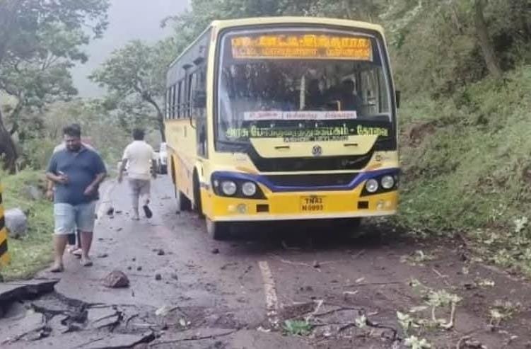 நீலகிரியில் பாறைகள் விழுந்து சாலைகள் சேதம்.