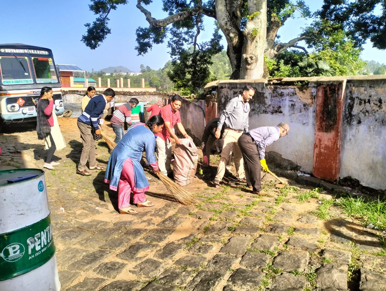 உலக சுற்றுச்சூழல் தினம் கூட்டுறவுத்துறை - ஒருங்கிணைந்த தூய்மை பணி.