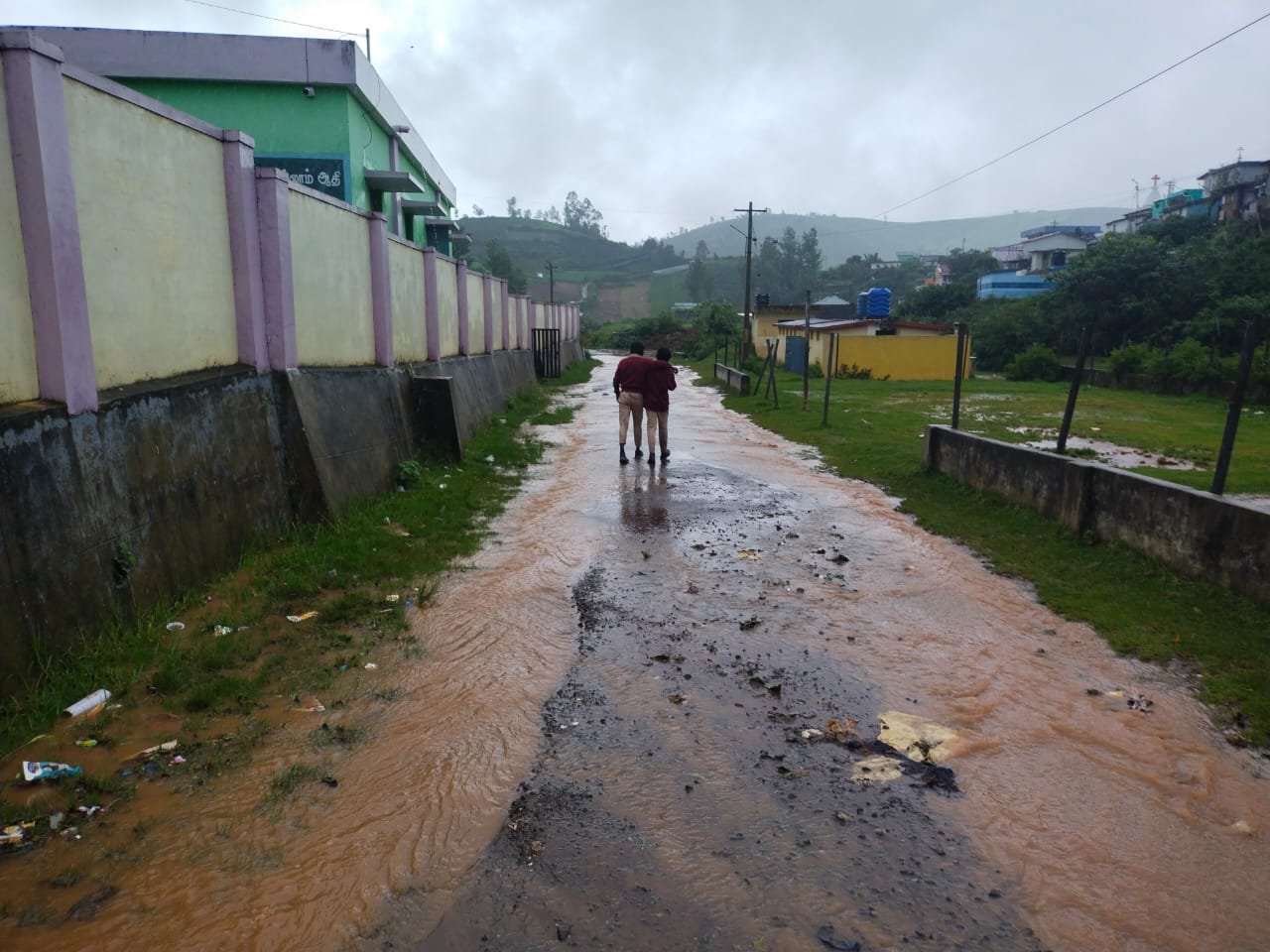 பள்ளி மாணவர்களுக்கு மழைநீரில் நடந்து செல்லும் அவல நிலை