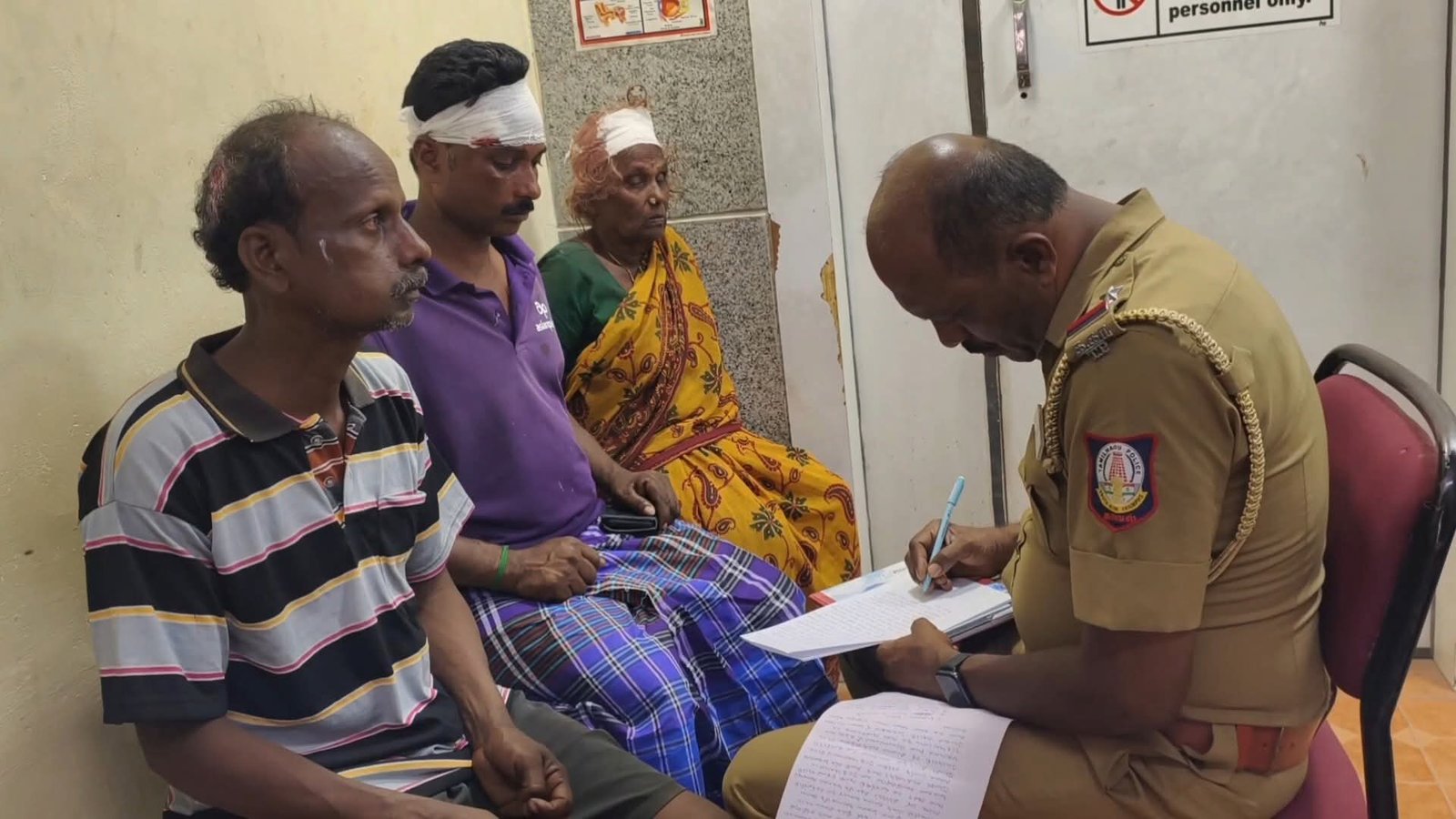 வாணியம்பாடி அருகே காணற்றில் மணல் கடத்தலை தடுத்த குடும்பத்தினர் மீது கொலைவெறி தாக்குதல்.