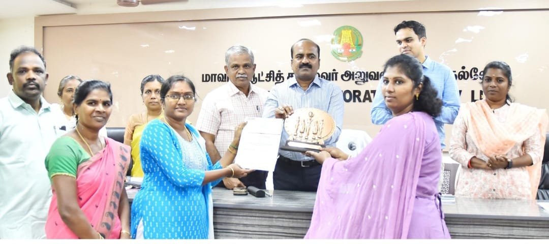 திருநெல்வேலியில், மாவட்ட ஆட்சித்தலைவரை நேரில் சந்தித்து, வாழ்த்தும்- பாராட்டும் பெற்ற, தமிழக அரசின் மணிமேகலை விருது பெற்றுள்ள, பழவூர் ஆப்பிள் மகளிர் சுய உதவி குழுவினர்!