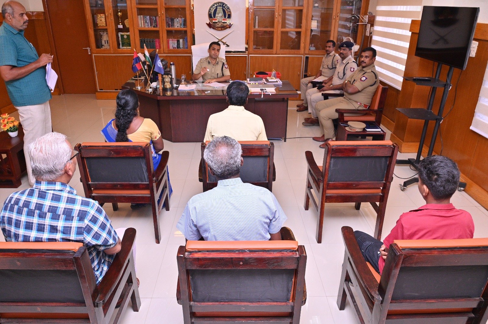 திருநெல்வேலி மாநகர காவல் ஆணையாளர் அலுவலகத்தில் நடைபெற்ற, மக்கள் குறை தீர்க்கும் நாள் முகாம்! மாநகர காவல் ஆணையாளர் பங்கேற்று, மாநகர மக்களிடமிருந்து நேரடியாக மனுக்களை பெற்றார்!