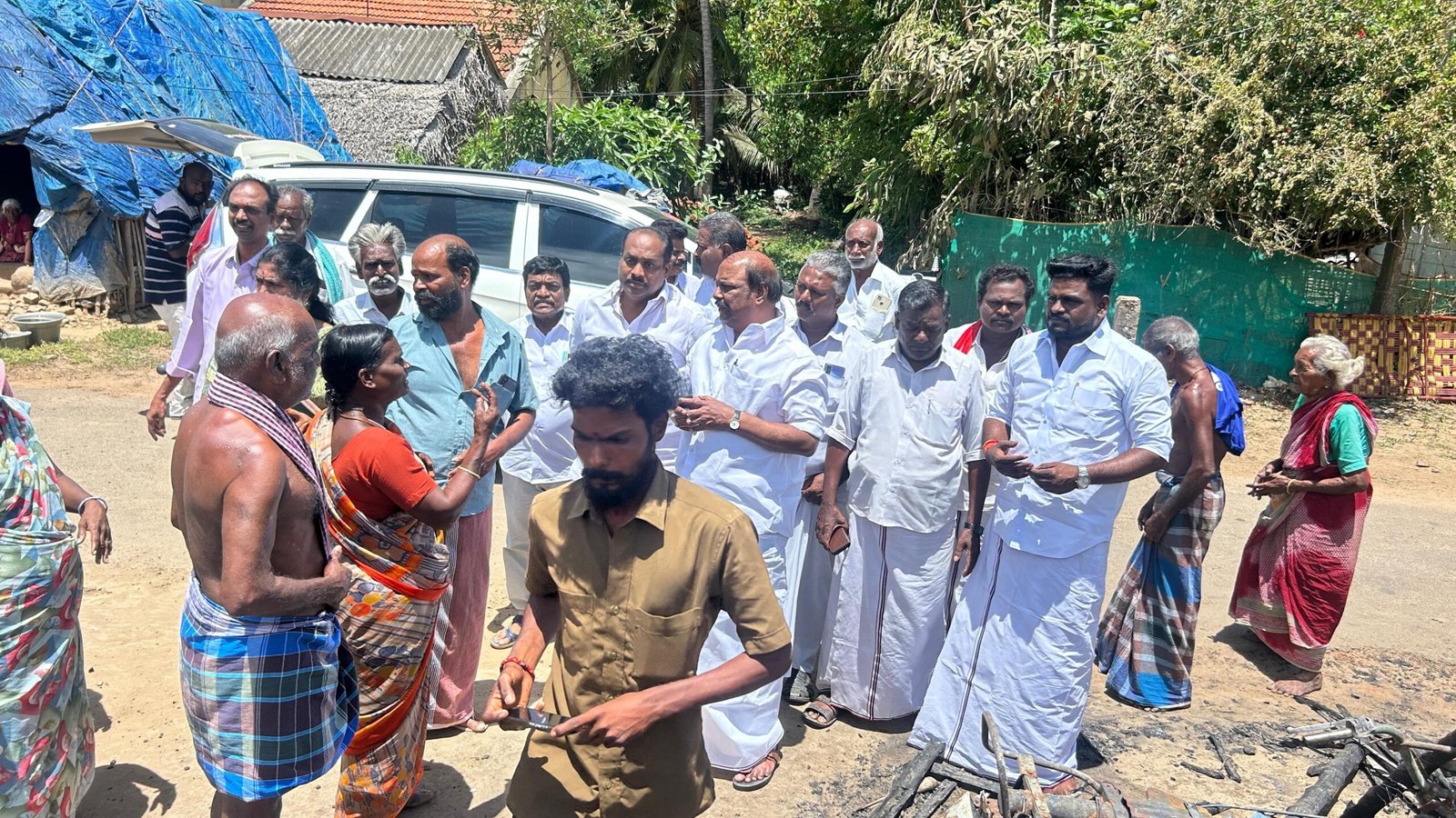 பாபநாசம் பகுதியில் வீடுகள் தீப்பற்றி எரிந்து முழுவதுமாக சேதம்.