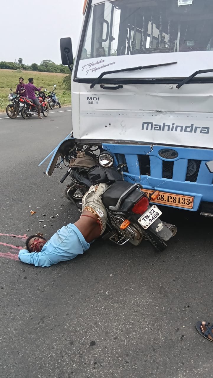 கள்ளக்குறிச்சி மாவட்டம் உளுந்தூர்பேட்டை அருகே வேன்மீது இருசக்கர வாகனம் நேருக்கு நேர் மோதி ஒருவர் உயிரிழந்தார்.