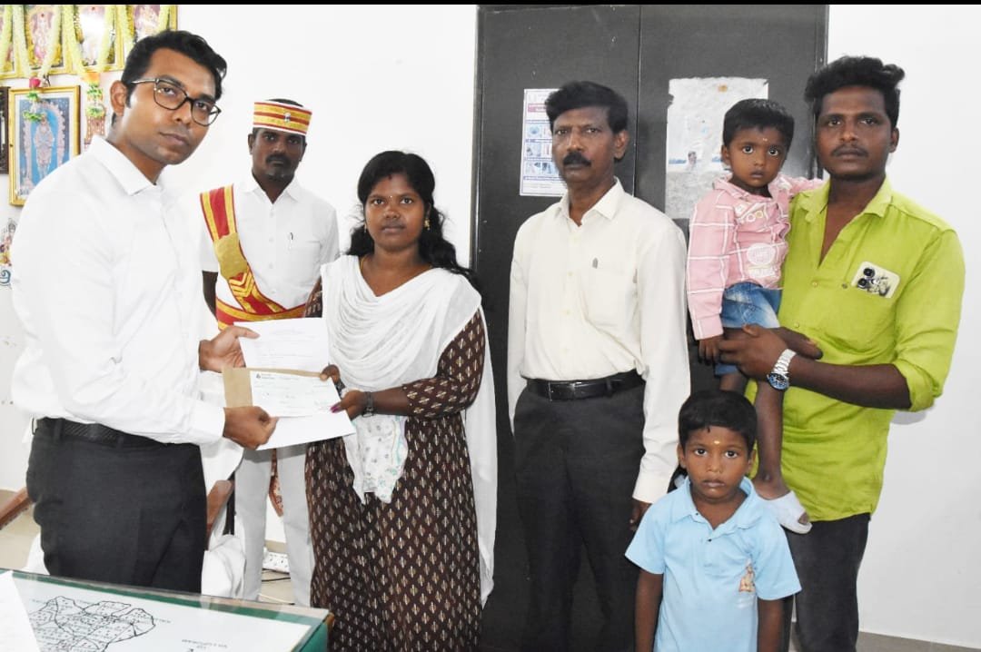 பழங்குடியின மாணவிக்கு உயர்கல்வி பயில கல்வி உதவித்தொகையை விழுப்புரம் மாவட்ட ஆட்சியர் வழங்கினார்.