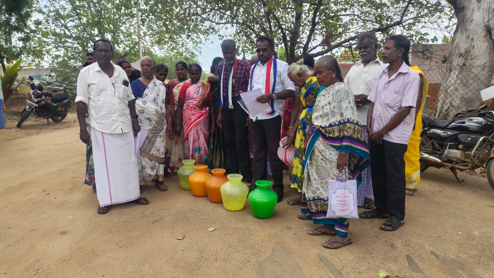 கைக்குழந்தையுடன், காலிக்குடங்களோடு, நாங்குநேரி ஊராட்சி ஒன்றிய அலுவலகத்தை முற்றுகையிட்ட ஆதிதிராவிட மக்கள்!சீரான குடிநீர் வழங்கக்கோரி, கண்டன ஆர்ப்பாட்டம்!
