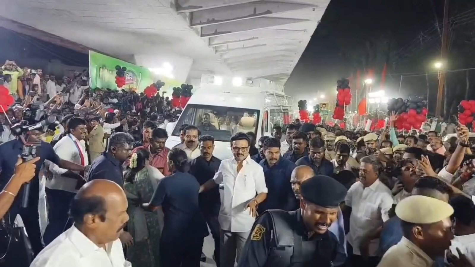 ஆம்பூர் மற்றும் வாணியம்பாடி பகுதிகளில் தமிழ்நாடு முதல் அமைச்சருக்கு திமுகவினர் மற்றும் பொதுமக்கள் சிறப்பான வரவேற்பு அளித்தனர்.