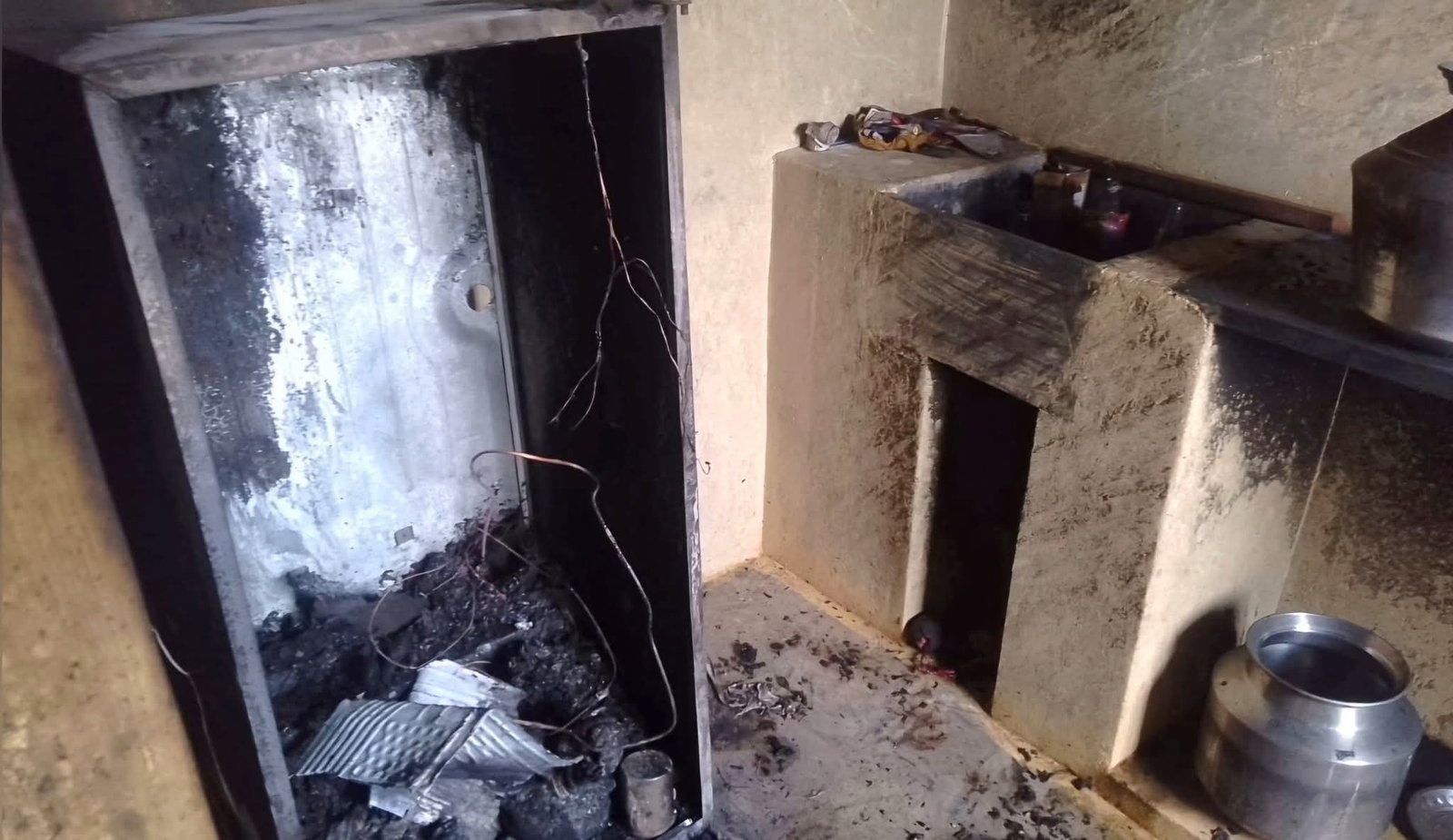 ஆம்பூர் அருகே மின் கசிவு காரணமாக வீட்டிலிருந்த குளிர்சாதன பெட்டி மற்றும் வீட்டு உபயோக பொருட்கள் தீயில் கருகி நாசம்.