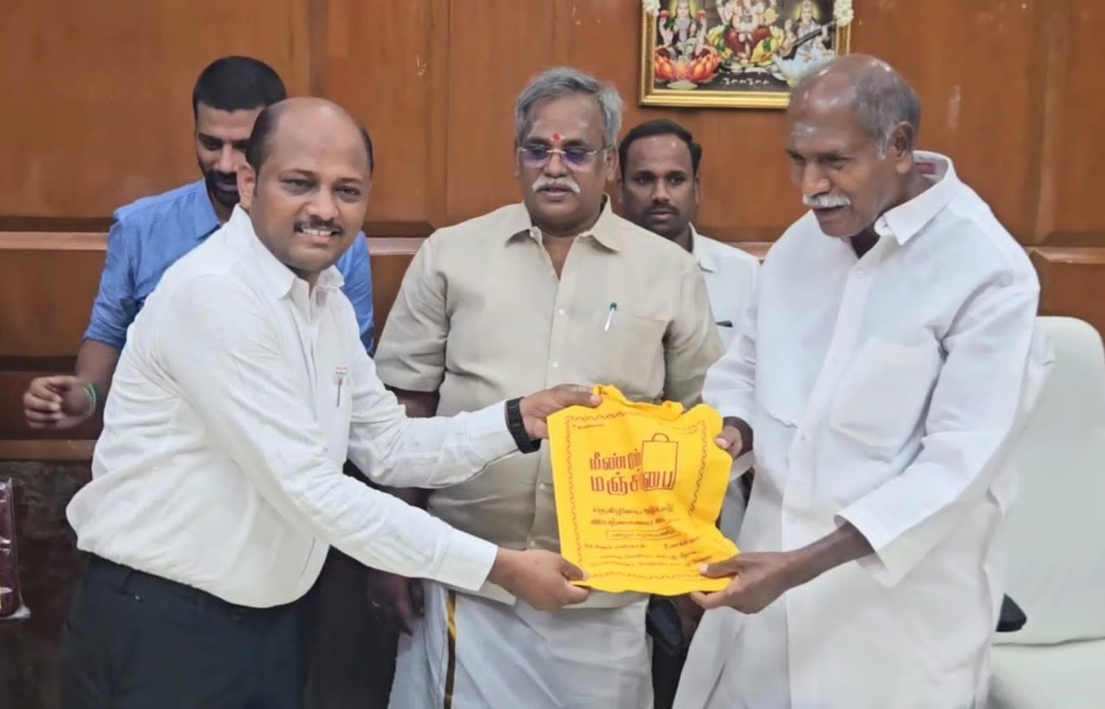 புதுச்சேரி முதல்வர் அவர்களுக்கு மதுரை நூருல்லாஹ் மஞ்சப்பை வழங்கினார்.