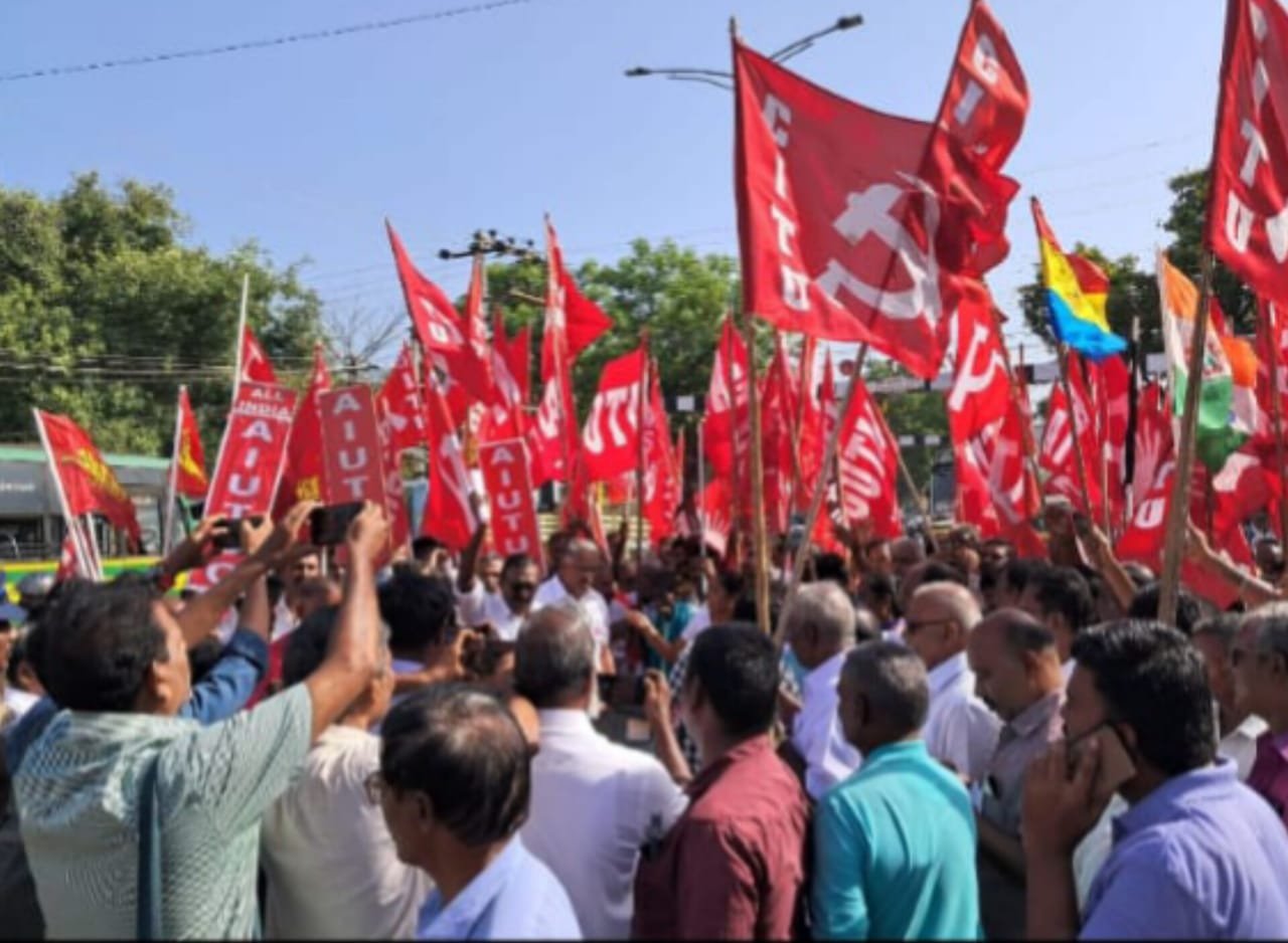 தேனியில் ரயில் மறியல் போராட்டம் நடைபெற்றது.