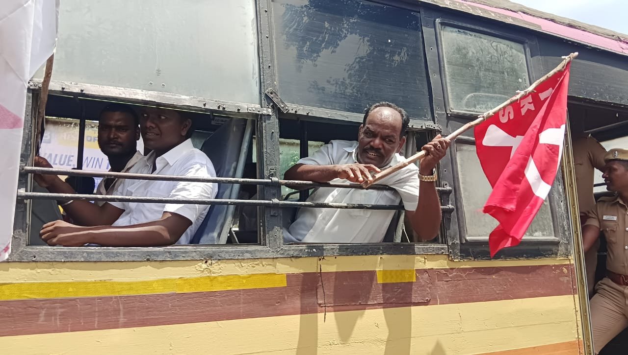 கள்ளக்குறிச்சி மாவட்டம் உளுந்தூர்பேட்டையில் மறியல் போராட்டம்