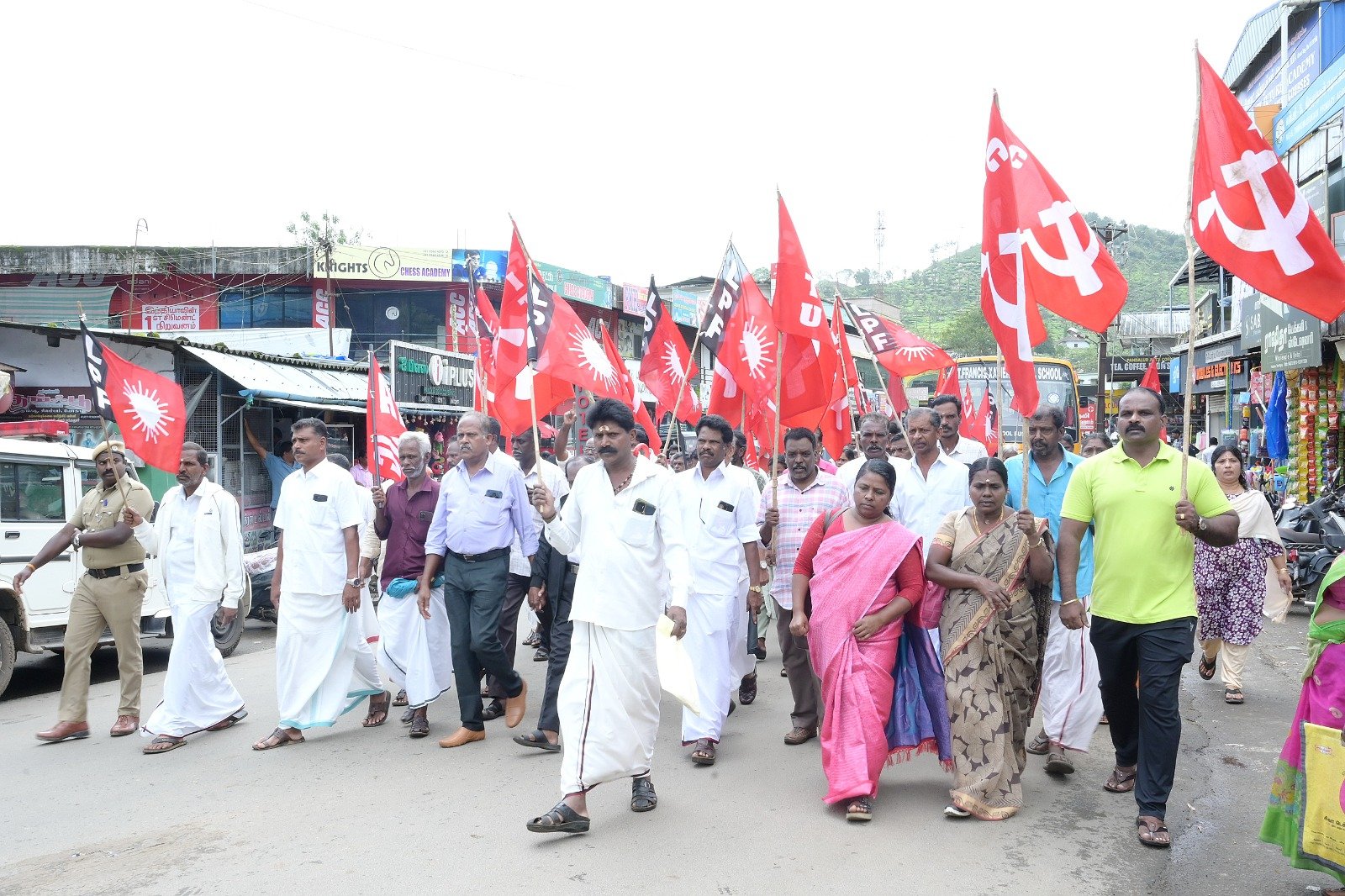 பந்தலூர் அருகே தொழிற்சங்கங்கள் சார்பில் மறியல்.