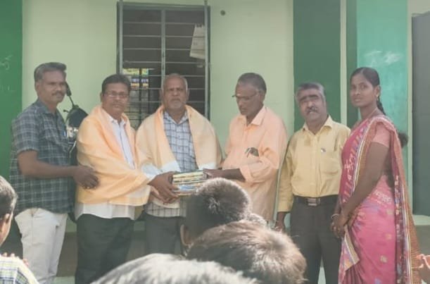 கள்ளக்குறிச்சி மாவட்டம் சங்கராபுரம் வட்டம் வடசிறுவள்ளூர் ஊராட்சி ஒன்றிய தொடக்க பள்ளியில் கர்மவீரர் காமராஜர் பிறந்தநாள் விழாவை முன்னிட்டு தேவபாண்டலம் கார்குழலி அறக்கட்டளை சார்பில் பள்ளி நூலகத்திற்கு புத்தகம் வழங்கப்பட்டது.