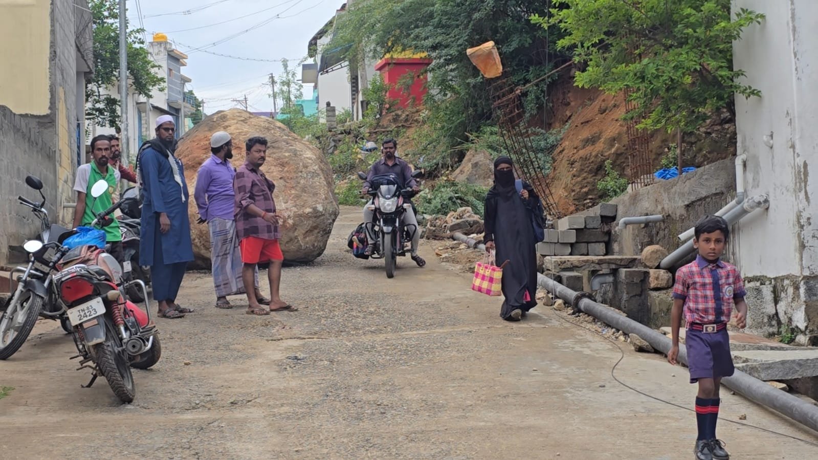 வாணியம்பாடி நேதாஜி நகர் பகுதியில் மழையால் மலைக்குன்றின் மீது இருந்த ராட்சத பாறை சாலை நடுவில் சரிந்து விழுந்து வாகன போக்குவரத்து பாதிப்பு.