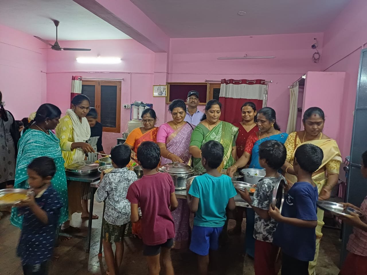 மநீம மகளிர் அணி சார்பில் ஆதரவு அற்ற குழந்தைகளுக்கு உணவு மற்றும் இனிப்பு வழங்கப்பட்டது