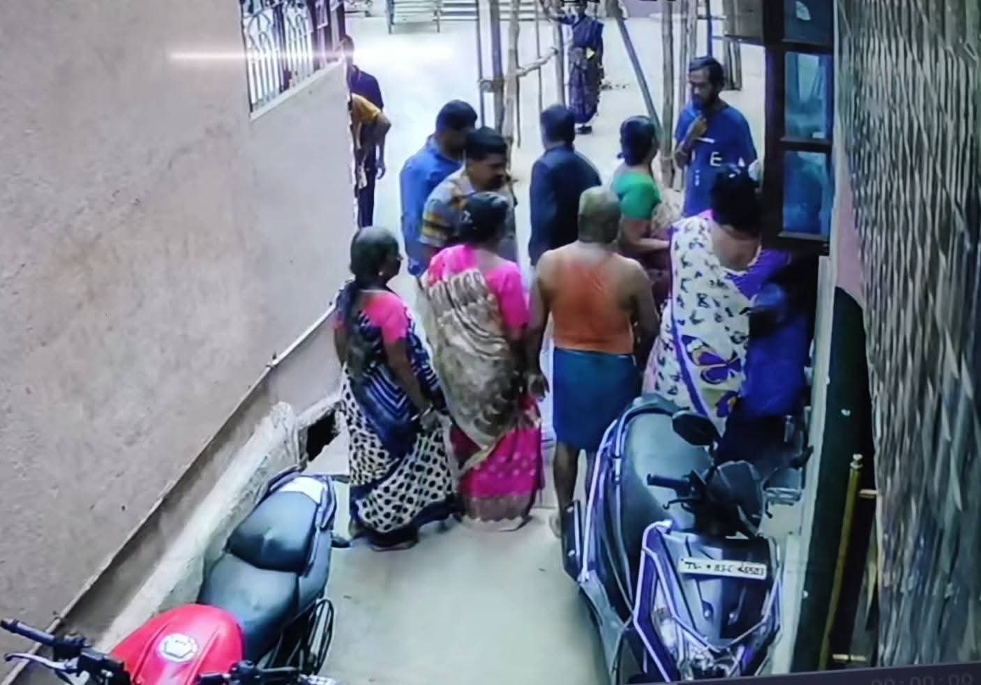 வாணியம்பாடியில் வீட்டில் தனியாக இருந்த பெண்ணிடம் கத்தியை காட்டி நகை பறிக்க முயற்சி.