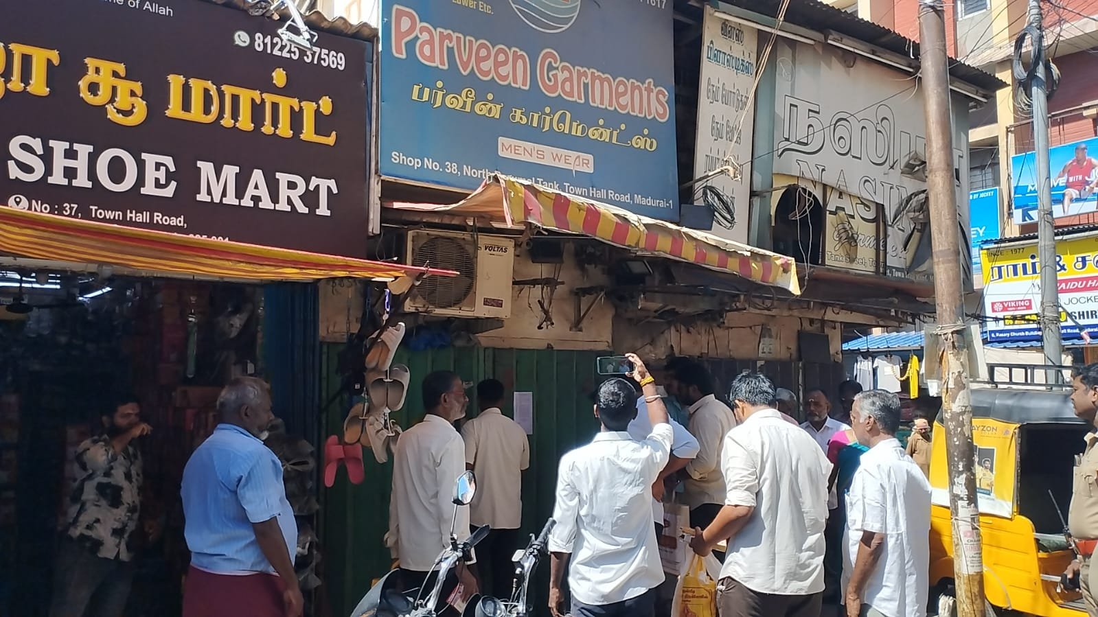 கோவிலுக்கு சொந்தமான இடத்தில் உள்ள கடைகளுக்கு சீல்