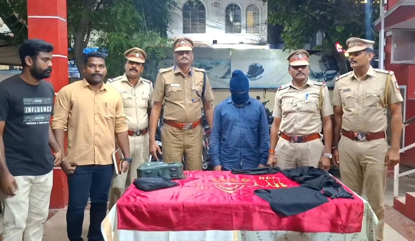 ஆம்பூரில் பர்தா அணிந்து வீட்டிற்குள் நுழைந்த மர்ம நபர் கத்தியை காட்டி 40 சவரன் தங்க நகை மற்றும் ரூபாய் 5 லட்சம் கொள்ளை அடித்து சென்ற வழக்கில் உறவினர் கைது.19 சவரன் தங்க நகை பறிமுதல்.