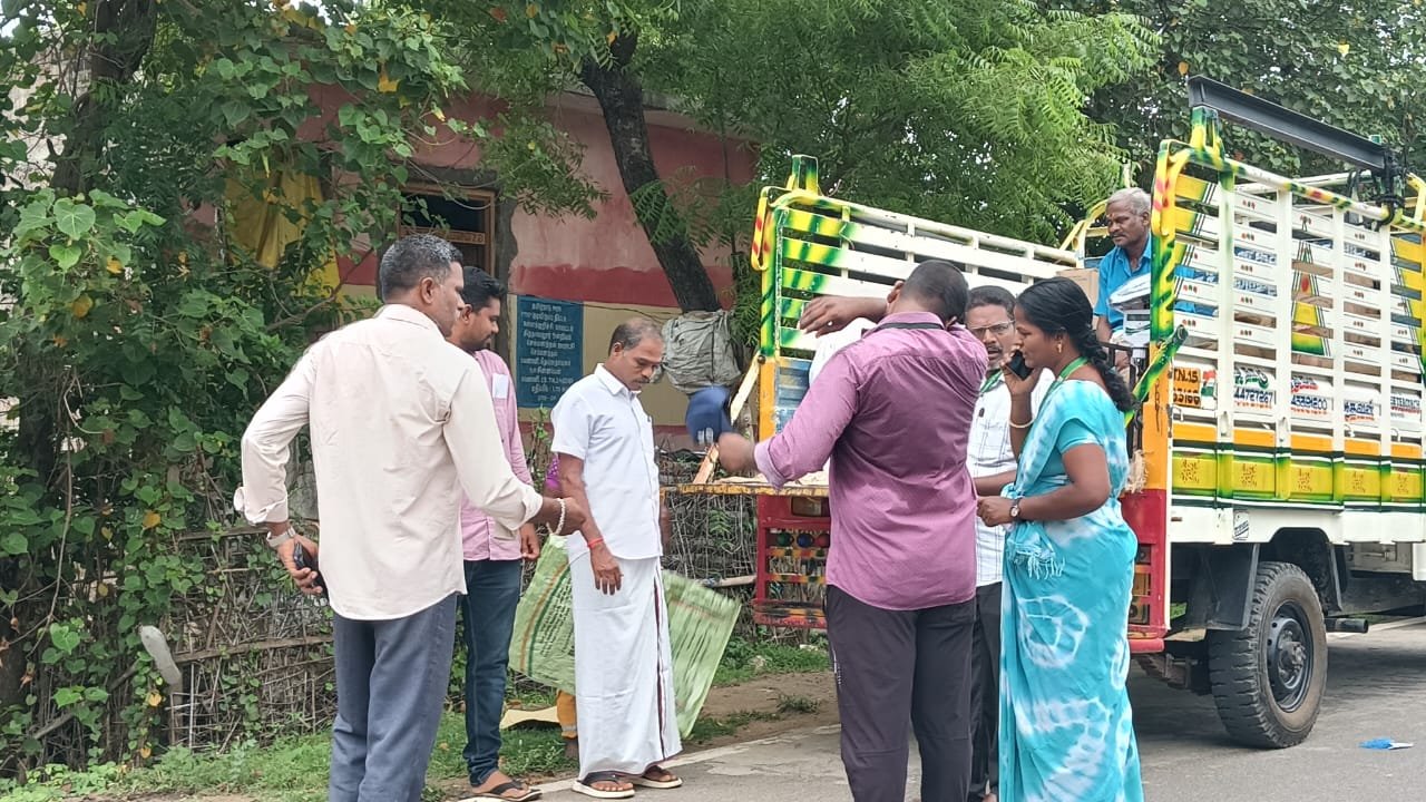 கள்ளக்குறிச்சி மாவட்டம் உளுந்தூர்பேட்டை வட்டம் செம்பனந்தல் கிராமத்தில் இல்லம் தேடி ரேஷன் பொருள்கள் வழங்கினார்கள்.