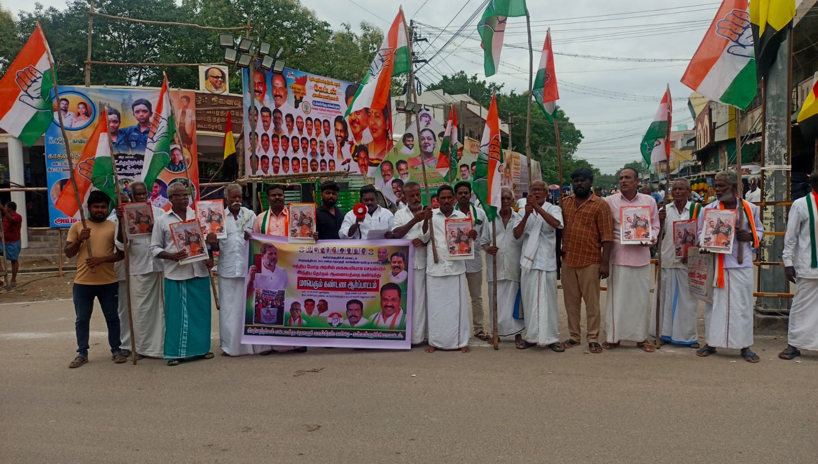 கள்ளக்குறிச்சி மாவட்டம் ரிஷிவந்தியம் சட்டமன்றத் தொகுதியில் வாணாபுரம் பகண்டை கூட்ரோடுல் தமிழ்நாடு காங்கிரஸ் சார்பில் மத்திய அரசை கண்டித்து கண்டன ஆர்ப்பாட்டம் நடைபெற்றது.