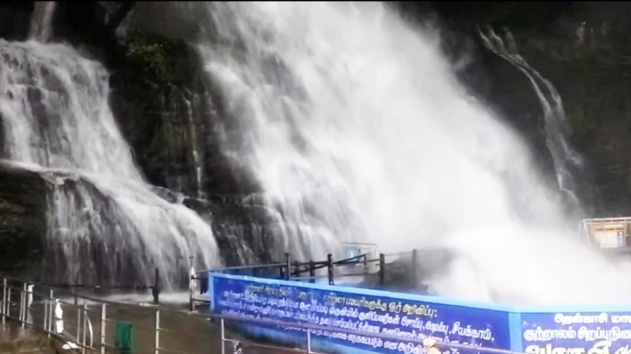 குற்றால அருவிகளில் குளிக்க இரண்டாவது நாளாக தடை விதிப்பு !