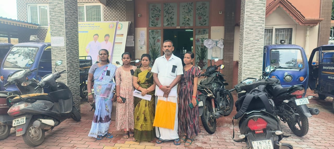 கன்னியாகுமரி மாவட்டம் திங்கள்நகர் பரபரப்புஒப்பந்தத் தொகை வழங்காததால் ஒப்பந்ததாரர் குடும்பத்துடன் உண்ணாவிரத போராட்டம் முயற்சி !