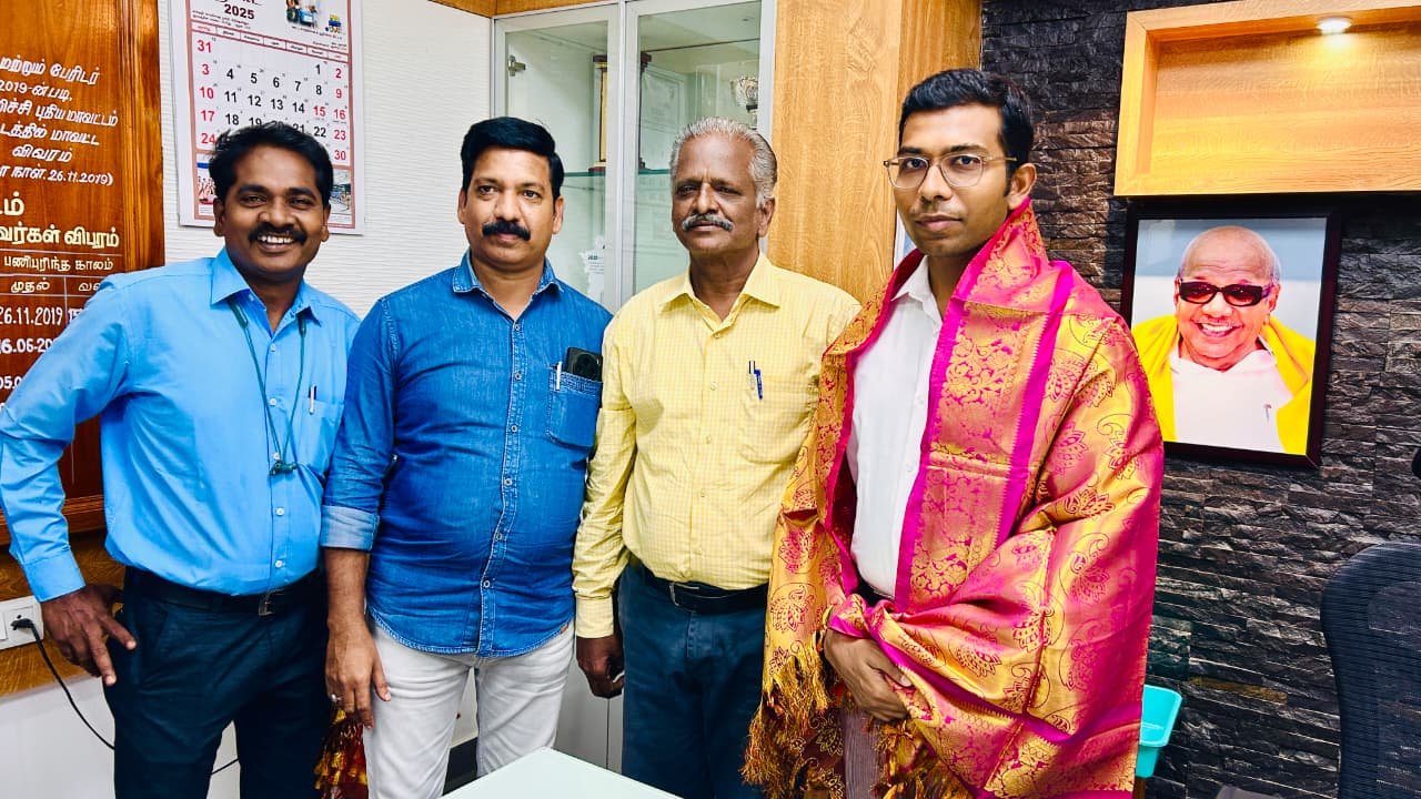 விழுப்புரம் மாவட்டம் ஆட்சியர் அலுவலகத்தில் பத்திரிகையாளர் நல சங்கம் சார்பில் பல்வேறு கோரிக்கைகளை குறித்து மனு அளித்தனர்