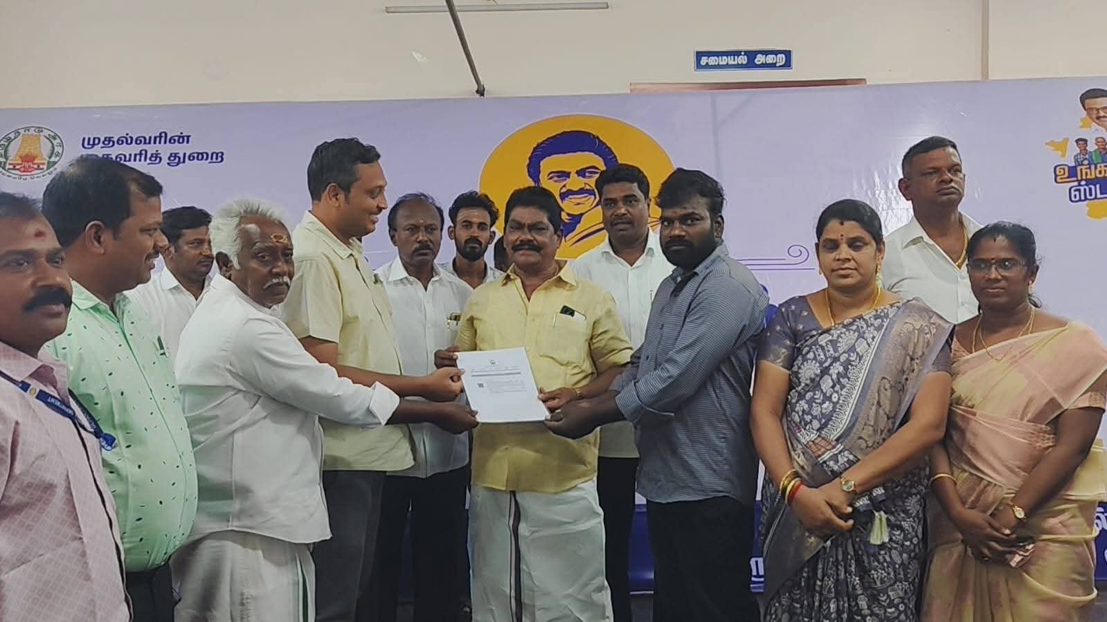 வாணியம்பாடி அருகே வளையம்பட்டு ஊராட்சியில் மக்களுக்கான 'உங்களுடன் ஸ்டாலின்' திட்ட முகாம். ஜோலார்பேட்டை சட்டமன்ற உறுப்பினர் க.தேவராஜி தொடங்கி வைத்தார்.