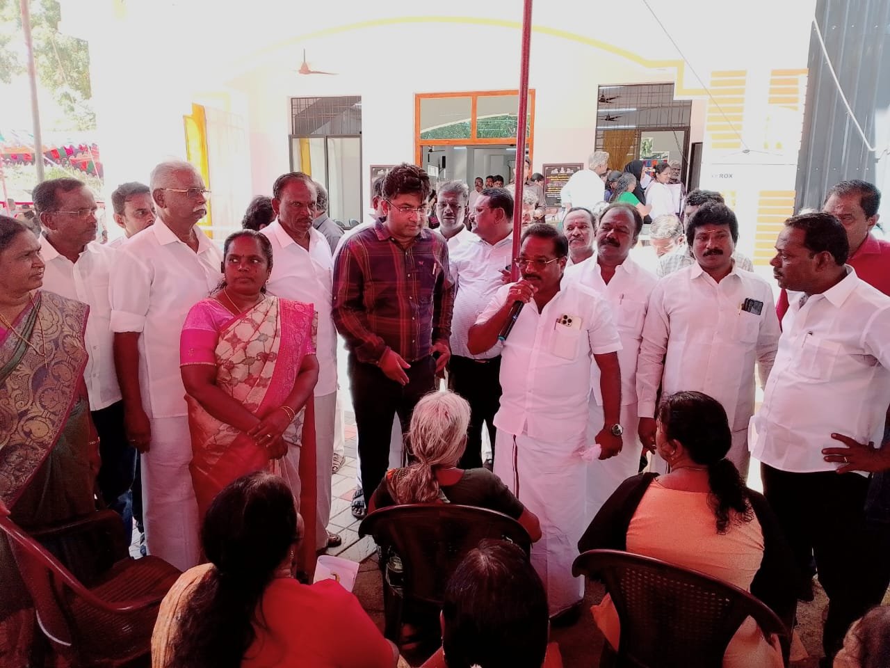 நாகர்கோவில் மாநகராட்சி சார்பில், பொதுமக்களின் குறைகளை நேரடியாக கேட்டறிந்து தீர்வு காணும் நோக்கில் மாண்புமிகு தமிழக முதல்வர், கழகத் தலைவர் திரு. மு.க. ஸ்டாலின் அவர்களின் ஆணைப்படி நடத்தப்பட்ட “உங்களுடன் ஸ்டாலின்” சிறப்பு முகாம், வடசேரி அண்ணா விளையாட்டு அரங்கம் எதிர்புறத்தில் உள்ள S.K.M. மஹாலில் நடைபெற்றது. இம்முகாமில் நாகர்கோவில் மாநகராட்சி 14 மற்றும் 15–வது வார்டு பகுதிகளிலிருந்து பொதுமக்கள் கலந்துகொண்டு தங்களது மனுக்களை சமர்ப்பித்தனர். குமரி கிழக்கு மாவட்ட செயலகரும், மாநகராட்சி மேயருமான ரெ. மகேஷ் அவர்கள், மாநகராட்சி ஆணையாளர் திரு. நிஷாந்த் கிருஷ்ணா, இ.ஆ.ப. அவர்களுடன் இணைந்து முகாமை பார்வையிட்டு, பொதுமக்களிடமிருந்து மனுக்களை பெற்று குறைகளை கேட்டறிந்தார். முகாமில் மாநகராட்சி நல அலுவலர் டாக்டர் ஆல்பர் மதியரசு, மாநகர் செயலாளர் திரு. ஆனந்த், மாநகர அவைத் தலைவர் திரு. பன்னீர்செல்வம், மண்டல தலைவர் திரு. ஜவஹர், மாமன்ற உறுப்பினர் திருமதி கலாராணி, மாநகர் துணைச் செயலாளர் திரு. வேல்முருகன், மாநகர இளைஞரணி அமைப்பாளர் திரு. C.T. சுரேஷ், வட்ட செயலாளர் திரு. ரஞ்சித், மற்றும் கழக நிர்வாகிகள் திரு. தன்ராஜ், திரு. ஜார்ஜ், திருமதி. ராணி, திருமதி. புஷ்பவதி ஆகியோர் கலந்து கொண்டனர். மேலும், துறை சார்ந்த அதிகாரிகள் மற்றும் கழக நிர்வாகிகளும் பங்கேற்று, பொதுமக்கள் முன்வைத்த பிரச்சினைகளுக்கு உடனடி தீர்வு காணும் நடவடிக்கைகள் மேற்கொள்ளப்பட்டன. கேமராமேன் ஜெனீருடன் குமரி மாவட்ட செய்தியாளர் பாவலர் ரியாஸ்.