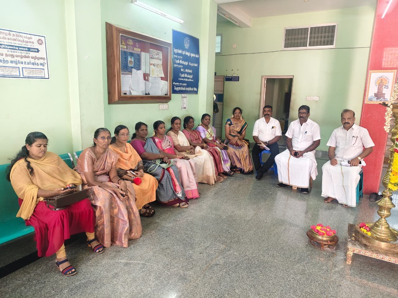 பேரூராட்சி அதிகாரிகளை கண்டித்து காத்திருப்பு போராட்டம்.