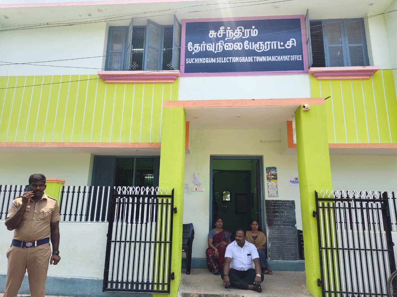 சுசீந்திரம் பேரூராட்சி அலுவலகம் முன்பு கவுன்சிலர்கள் காத்திருப்பு போராட்டம்