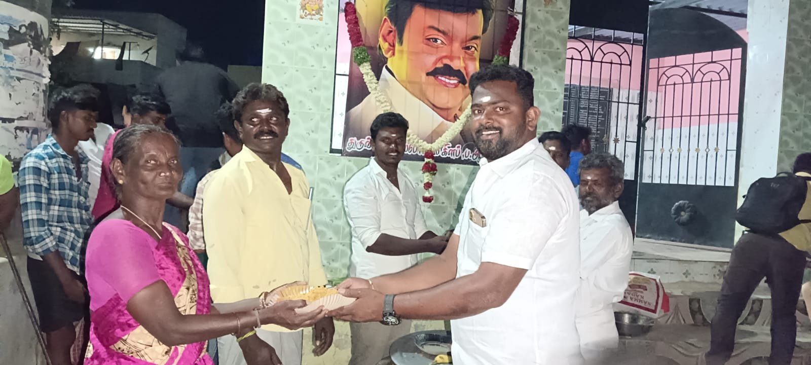 கேப்டன் விஜயகாந்த் அவர்களின் பிறந்தநாளை முன்னிட்டு பழனி அருகே பழைய ஆயக்குடியில் பொதுமக்களுக்கு அன்னதானமும் இனிப்புகளும் வழங்கப்பட்டது.
