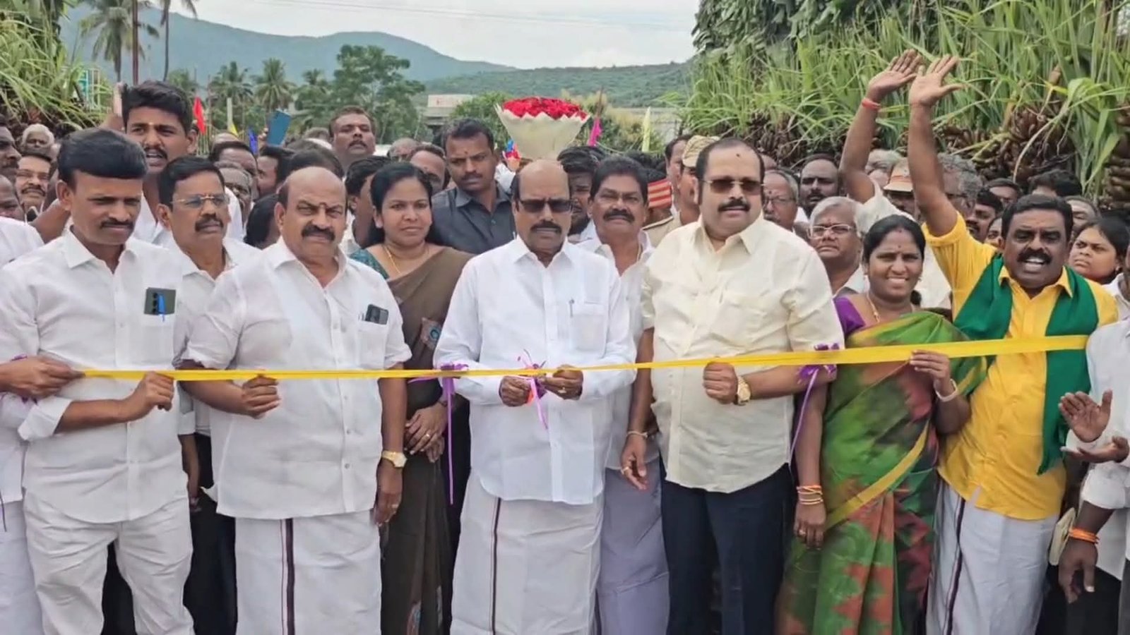 ஆம்பூர் அருகே பாலாற்றின் குறுக்கே ரூ.22 கோடி மதிப்பீட்டில் கட்டப்பட்டுள்ள உயர்மட்ட பாலத்தை அமைச்சர் எ.வ.வேலு மக்கள் பயன்பாட்டிற்காக திறந்து வைத்தார் :